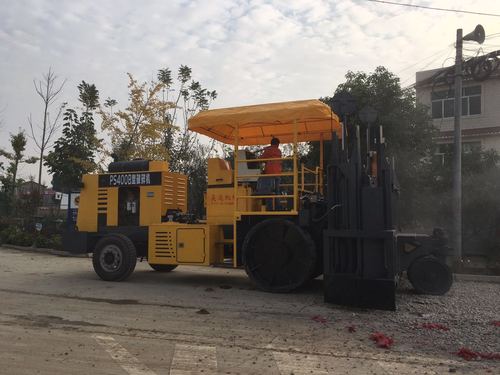 預(yù)先儲備先進設(shè)備,培養(yǎng)專業(yè)過硬的技術(shù)人才,成都昊遠工程機械設(shè)備租賃